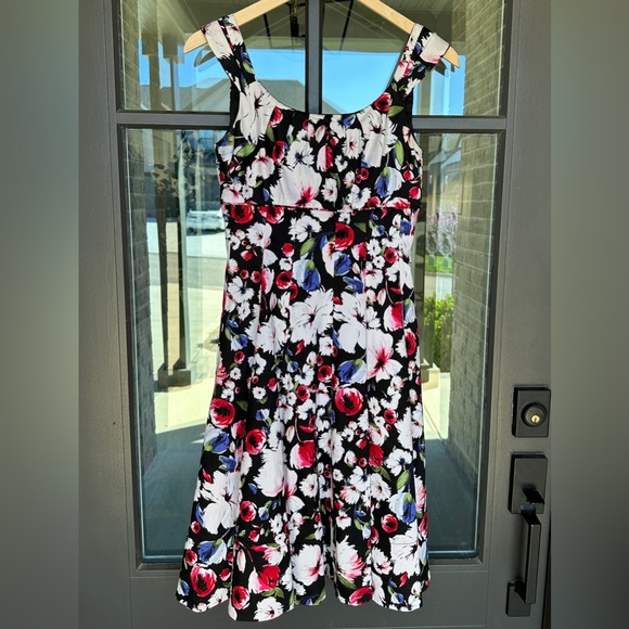 White House Black Market Dresses & Skirts - White House Black Market Fit & Flare Floral Dress Size 0 Sleeveless